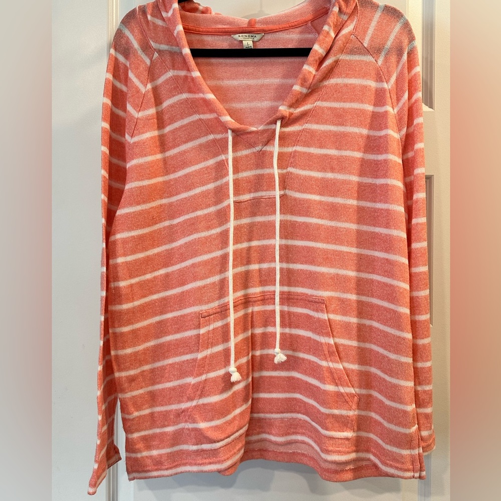 Lightweight hooded sweater.